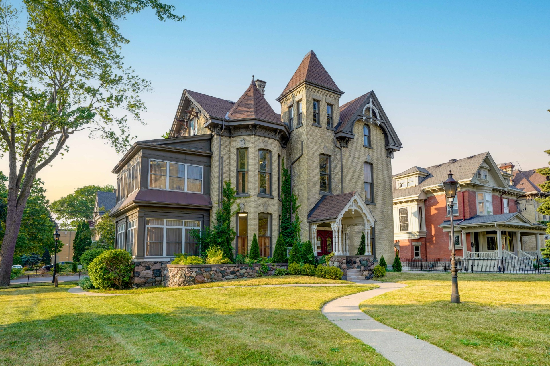 536 Queens Avenue, London, ON N6B 1Y8